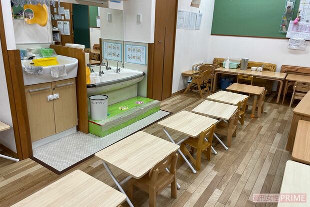 キッズタウンうきま夜間保育園の教室。この部屋で子どもたちは一緒に夕食をとる。現在は正面を向いて食べるなど感染症対策も