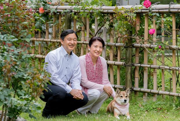 写真／宮内庁  東宮御所のバラが咲くお庭で愛犬の由莉と
