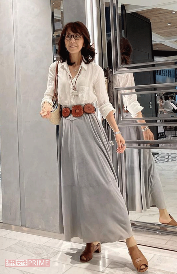 アクセサリー、ベルト、サンダルをブラウンで統一し、小物が目立つスタイリングに（撮影／伊藤和幸）