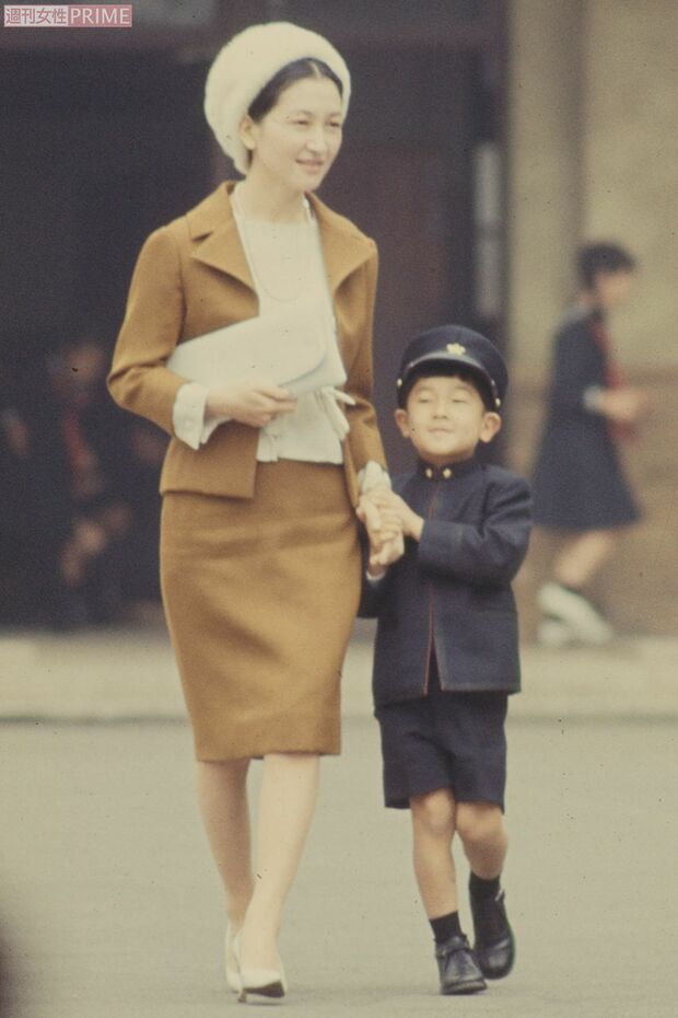 1966年4月、学習院初等科へ美智子さまと初登校