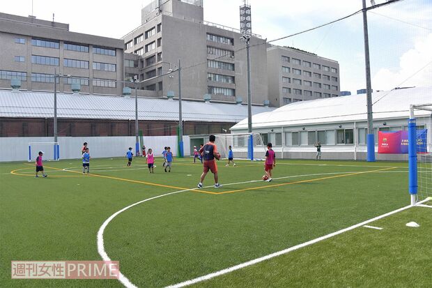 駅近施設とは思えない広さのサッカー(フットサル)コート　撮影／渡邉智裕