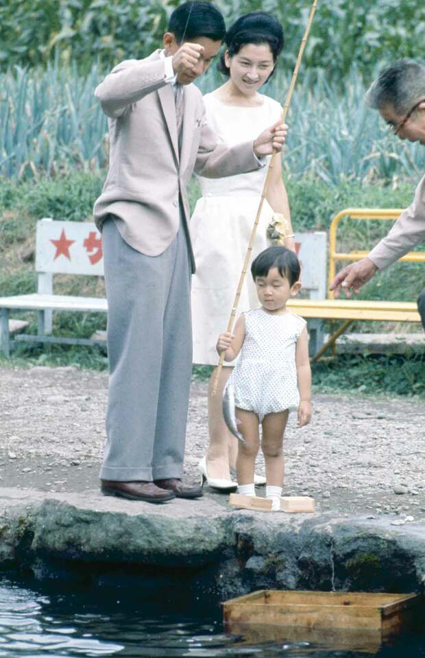 写真③まだ小さかった皇太子さまも〝豊漁〟に驚かれた？　昭和37（1962）年8月22日