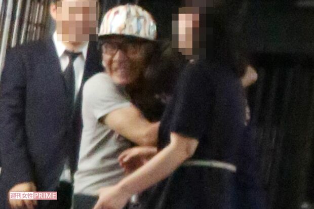 女性スタッフに楽しそうに抱きつくでんでん