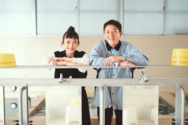 清水がポスターモデルを務めた東京・錦糸町の黄金湯で撮影された2ショット
