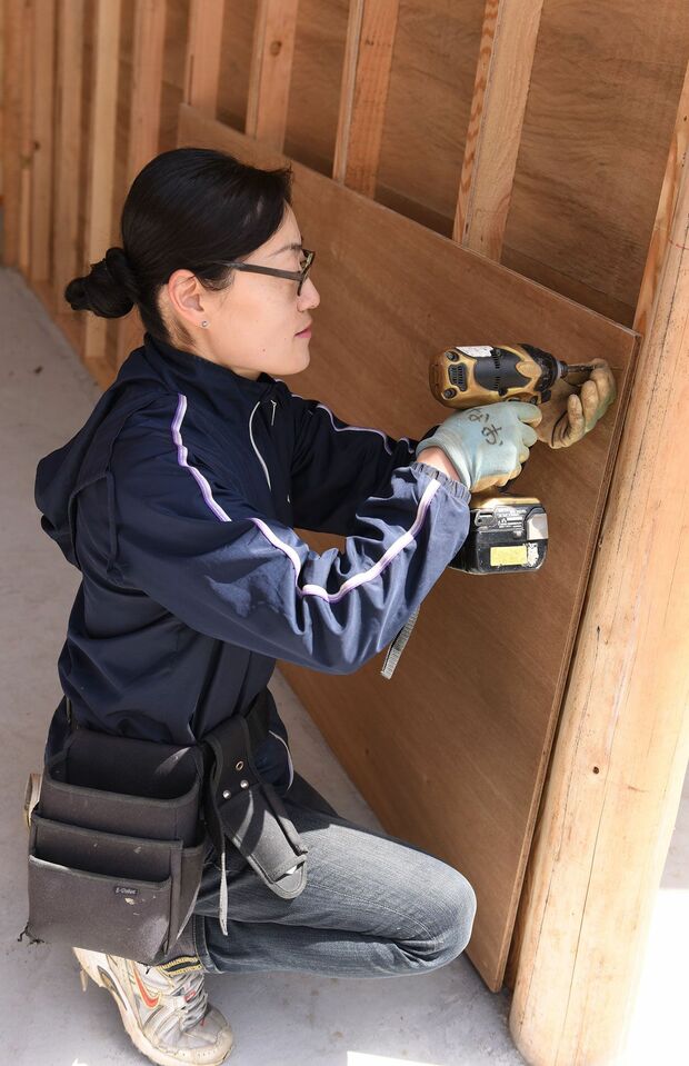 ハンドドリルで肥料を入れるための倉庫を作る。木を切り出すところから自分たちで