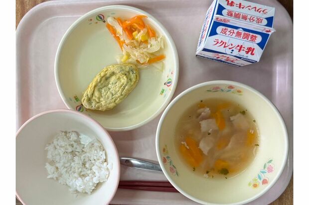 投稿された給食の画像。スープも米も明らかに少ない。肉か魚のおかずも欲しい