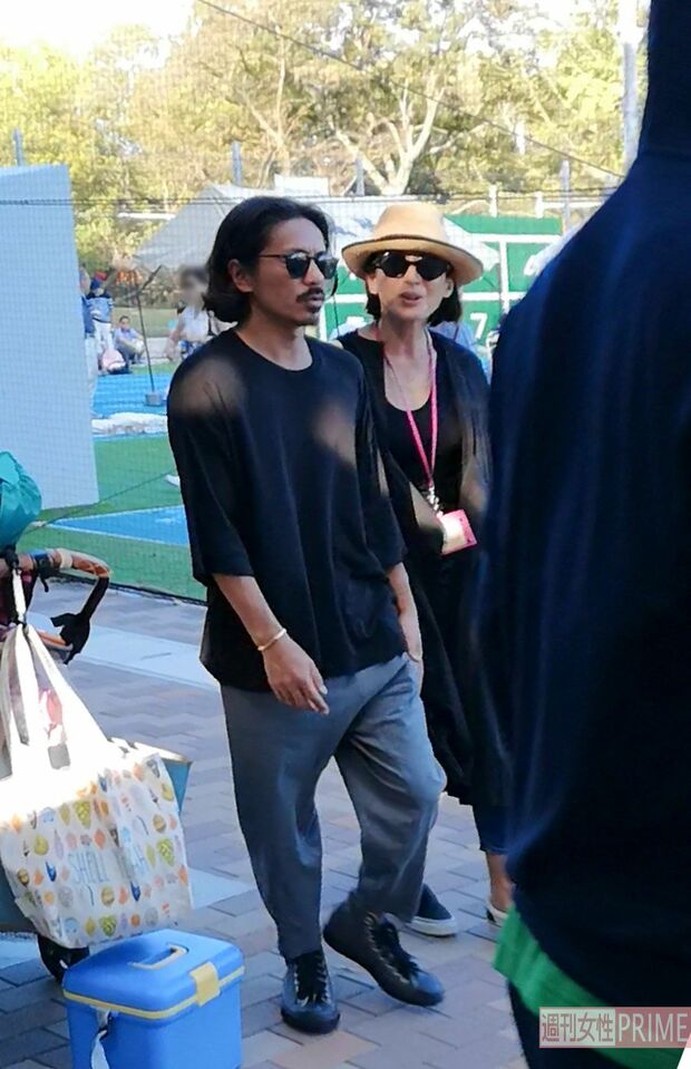 娘の運動会にて。炎天下の観戦に休憩を挟む森田剛と宮沢りえ（'18年10月）