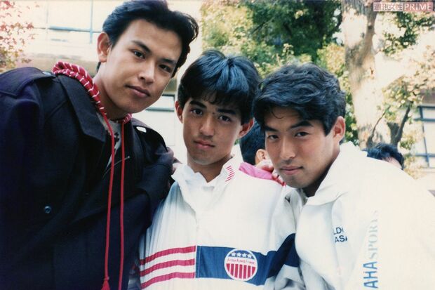 東大ではテニスに熱中。写真左からダブルスを組んだ親友の山根さん、井本さん、サークルの先輩。イケメンだが「いじられキャラで、もてなかった」