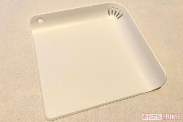 省スペース多機能まな板／110円（税込）縦横18.5cmというコンパクトサイズなので、収納時にもかさばらない