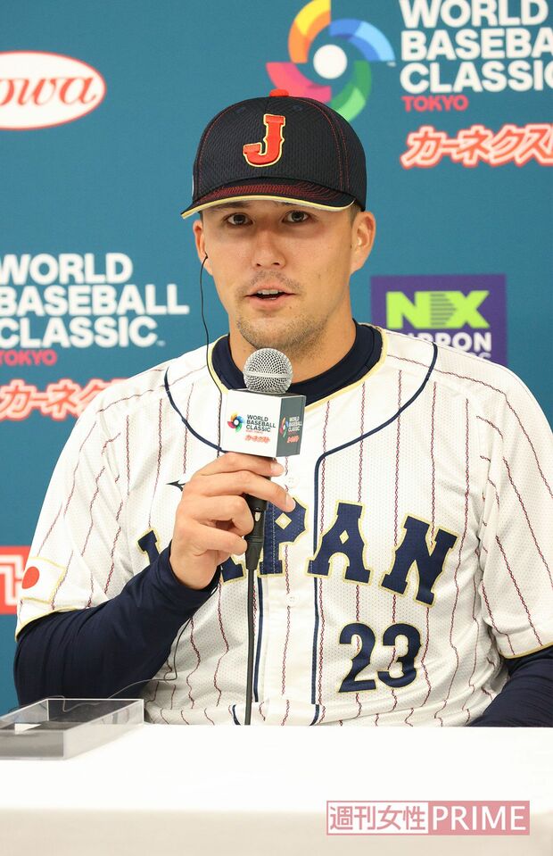 会見を行うラーズ・ヌートバー選手