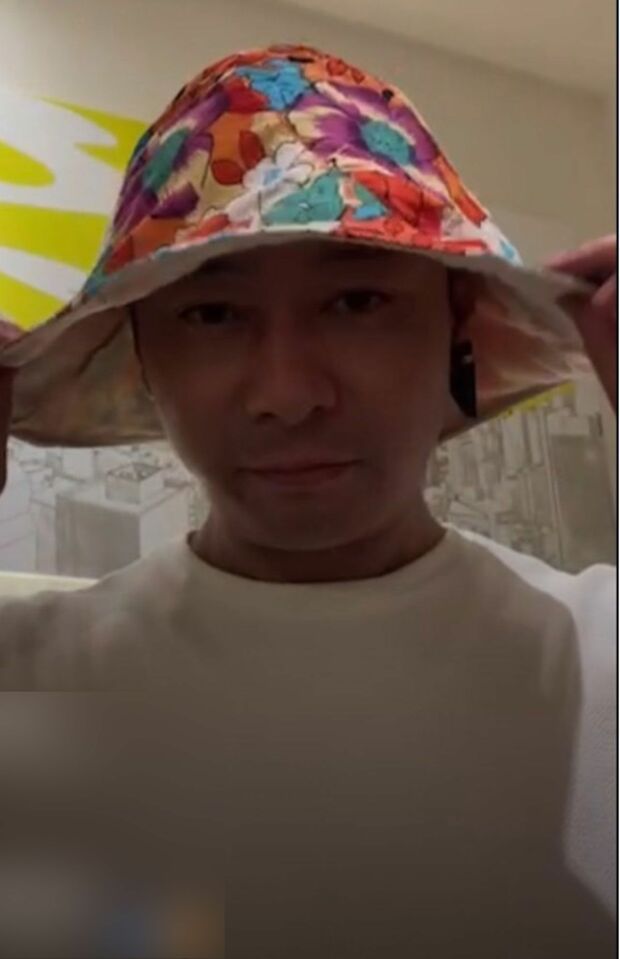 インスタライブで花柄の帽子を紹介するいしだ壱成（'22年5月15日）