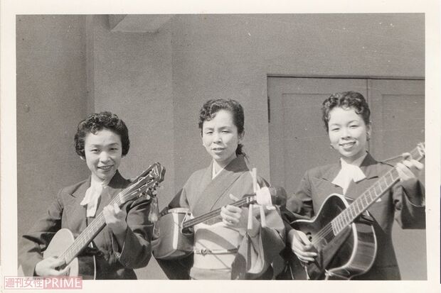 デビュー後、人気となったかしまし娘(左から照枝さん、歌江さん、花江さん)