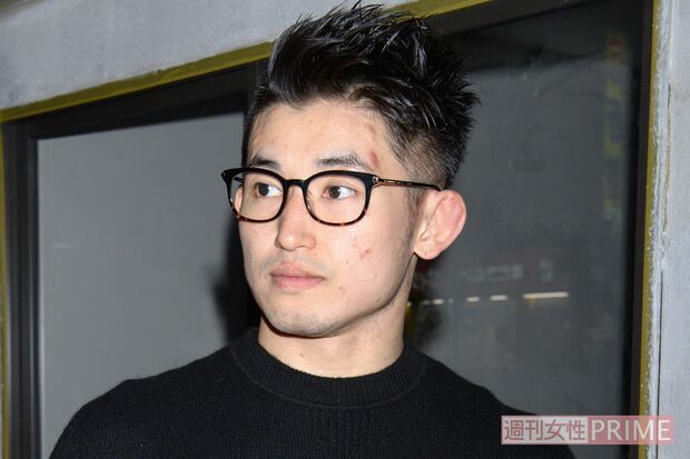 '20年11月、直撃取材を受ける才賀紀左衛門