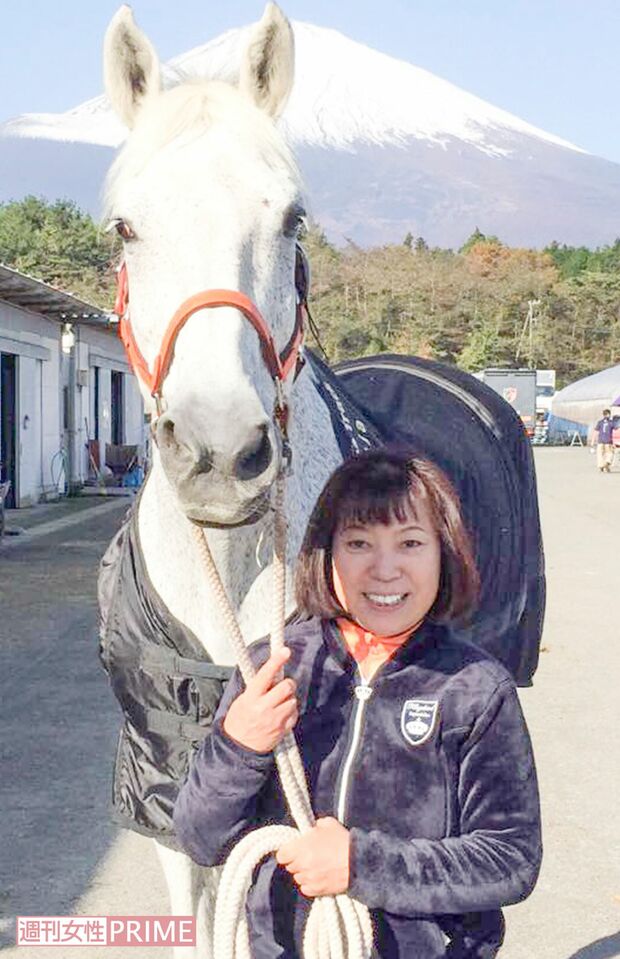 富士山をバックに愛馬とポーズをとる容疑者（田村容疑者のFacebookより）