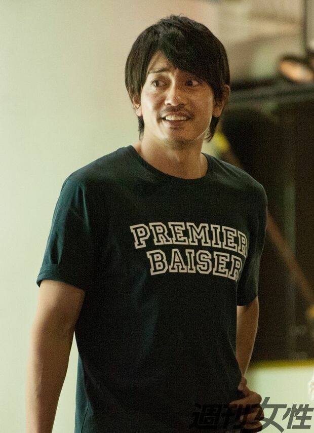  スタッフと笑顔で出てきた青柳翔