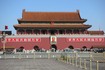 中国北京の天安門広場。この巨大な国のネットユーザーが「一説によると誰しもが知っている」日本人とはーー