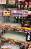 サントリー社のウイスキーだけがなくなっている陳列棚。（4月12日、筆者撮影）