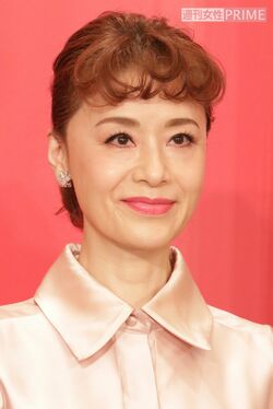 『虹を織る』では春風かおるという芸名のジェンヌ役で出演した大地真央