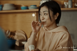 素手でおにぎりを握り、米粒を指ペロする宇多田(「コカ・コーラ」公式YouTubeチャンネルより)