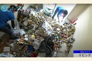 大量のビールの空き缶が散らばったリビングを片付ける様子（写真：「イーブイ片付けチャンネル」より）