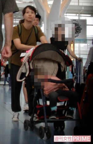 ほぼスッピンでベビーカーを押して歩く藤本美貴