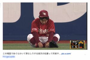 2026年6月4日のDeNA戦で、投手交代中に外野で座り込んだ楽天・佐藤直樹の姿がネットでも話題に
