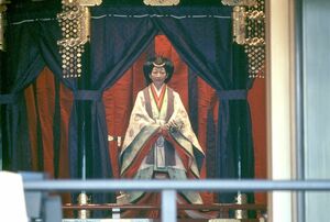 '90年11月の即位礼の儀式で御帳台にのぼられた美智子さま