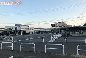 競艇場の駐車場、入り口手前には整理券を求めて長蛇の列が