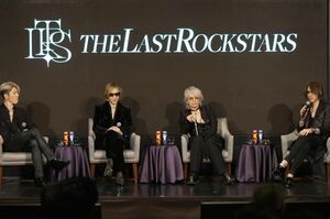 海外からも記者が集まり、バンド名はSNSでトレンドに（公式YouTubeより）