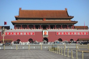 中国北京の天安門広場。この巨大な国のネットユーザーが「一説によると誰しもが知っている」日本人とはーー