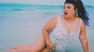 イビサ島ロケでの1枚に「全体的になんか短い。昭和のポルノ」