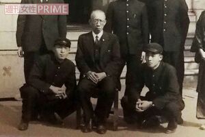 慶應大学哲学科の教授らと校舎前で写した1枚。右端が岩井さん