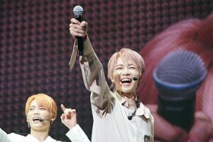 公演中のマイクトラブルを乗り切り、プロらしさを見せた佐野雄大。歌もダンスも初心者だったが、韓国での厳しいレッスンで大きく成長。思わず目頭がジーン(C)LAPONE ENTERTAINMENT