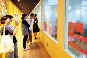 見学通路からはガラス越しにおなじみの商品の製造工程を見ることもできる