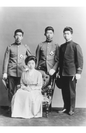 貞明皇后とお子さまたち(後列左から昭和天皇、秩父宮さま、高松宮さま)