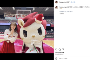 グラビアアイドル・村島未悠のサンタコス(公式インスタグラムより)