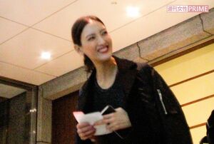 プレゼントのDVDを参加者から受け取り笑顔を見せていた菜々緒