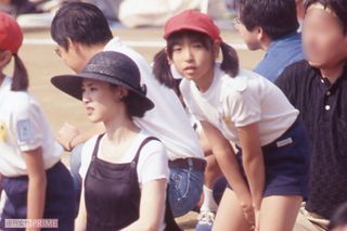 松田聖子の画像・写真 | 神田沙也加さん（当時11歳）の運動会に参加した松田聖子（1997年10月） - 14枚目 | 週刊女性PRIME