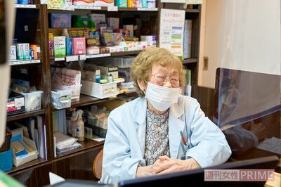 「働けることが幸せ。私のほうがお客さんから元気をもらってるの」と笑顔を見せる榮子さん　撮影／伊藤和幸