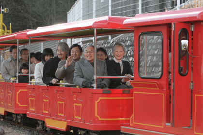 '09年12月、上皇ご夫妻、両陛下、秋篠宮ご一家、黒田さんご夫妻の計11人がそろってこどもの国をご訪問