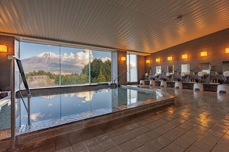 客室やロビーだけでなく、温泉からも富士山ビュー