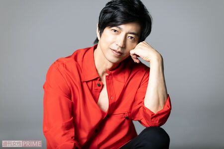 開いた胸元からセクシーな大人の色気が溢れる　撮影／矢島泰輔