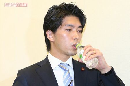 2016年2月、不倫騒動を謝罪する宮崎謙介元衆議院議員