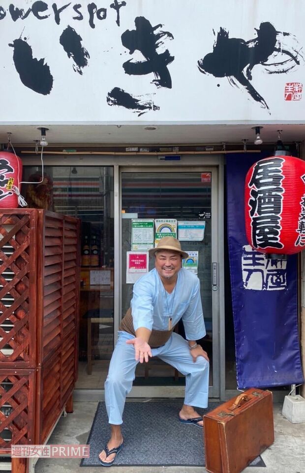 現在の大嶋宏成さん。引退後はオーナーとして居酒屋を経営。取材当日に10周年を迎えたというお店『いきや』の前にて。格好は尊敬するという『寅さん』。