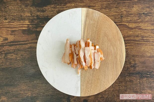 （1）サラダチキンを細く、煮卵を半分に切る