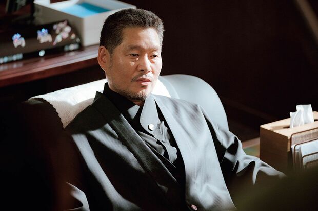 チャン・デヒ（長家会長）役のユ・ジェミョン