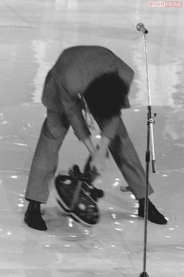 『NHK紅白歌合戦』でギターを破壊する吉川晃司