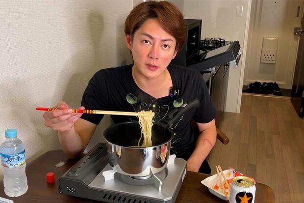 家賃9万円のアパート生活を送る青汁王子こと三崎優太氏（本人Xより）