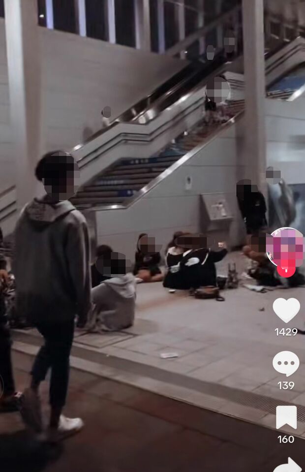 TikTokにアップされた週末の大垣駅北口に集まる若者たち