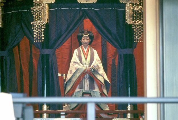 '90年11月の即位礼の儀式で御帳台にのぼられた美智子さま
